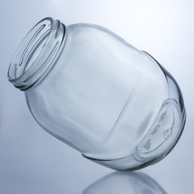 Un bocal de verre rond clair pour la manipulation de la surface décale dans une solution de production alimentaire