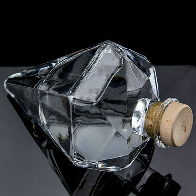 Bouteille en verre de vodka de 700 ml avec liège et verre transparent