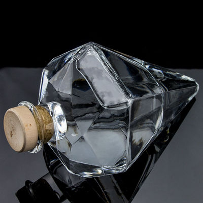 Bouteille en verre de vodka de 700 ml avec liège et verre transparent
