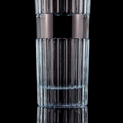 Bottle de vodka avec couvercle en verre transparent