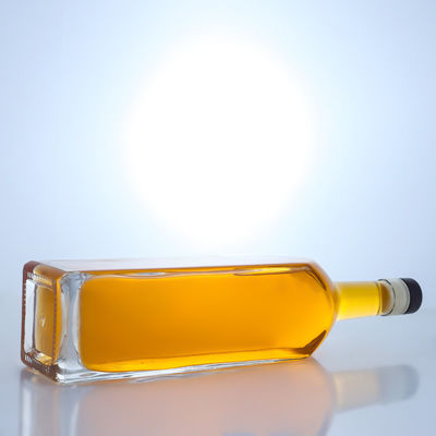 Bouteille en verre super-flinte de forme carrée en couleur claire pour la vodka, le whisky et le tequila gin