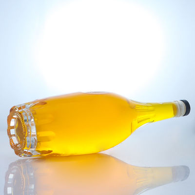 Bouteille de liqueur de forme ronde avec conception en relief et bouchon de liège personnalisé