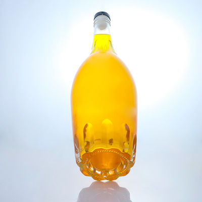Bouteille de liqueur de forme ronde avec conception en relief et bouchon de liège personnalisé
