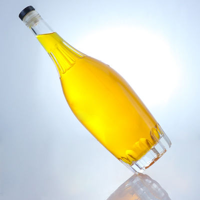 Bouteille de liqueur de forme ronde avec conception en relief et bouchon de liège personnalisé