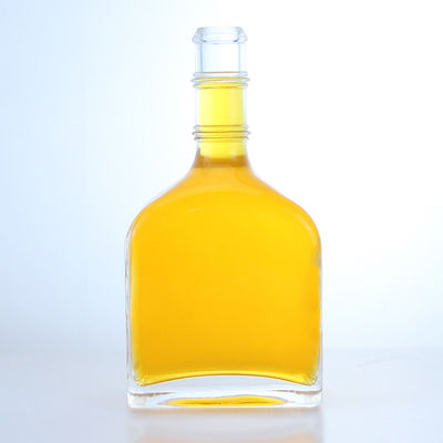 Bouteille en verre de vodka, whisky, rhum, gin et liqueur avec surface décale et taux de rachat élevé