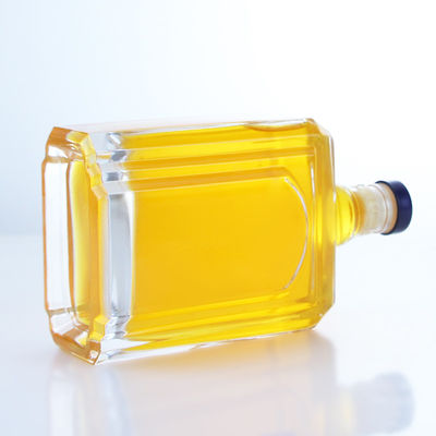 Bouteille en verre de vodka, whisky, rhum, gin et liqueur avec surface décale et taux de rachat élevé