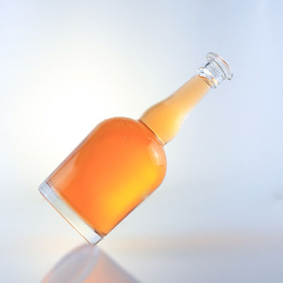 Bouteille en verre de tequila, de rhum, de champagne, de cognac et de whisky, à col long et à surface décale