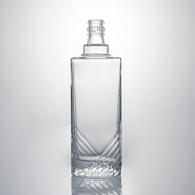 Bouteille en verre transparent avec corps en relief et bouchon de liège