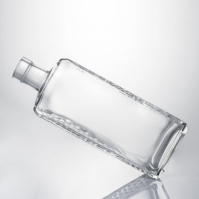 Bouteille en verre transparent avec corps en relief et bouchon de liège