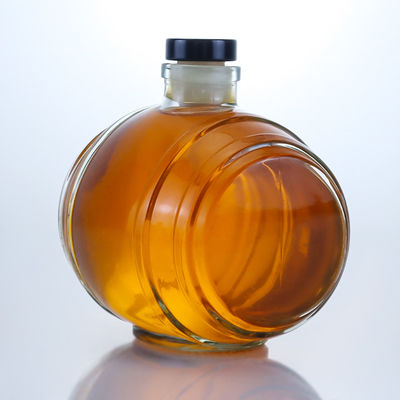 La surface décale est manipulée par une bouteille de verre de silex clair pour le gin, le rhum, le champagne, le cognac, le whisky et le liqueur 750 ml.