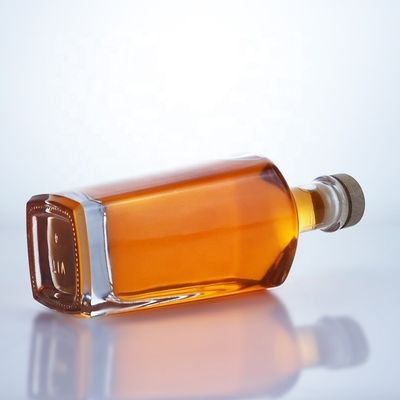 Traitement de la surface par estampage à chaud Couleur claire ou personnalisée 750 ml Rum Vodka Liquor Bouteille en verre