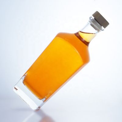 Traitement de la surface par estampage à chaud Couleur claire ou personnalisée 750 ml Rum Vodka Liquor Bouteille en verre
