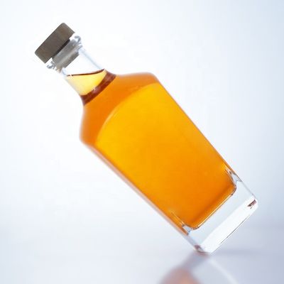 Traitement de la surface par estampage à chaud Couleur claire ou personnalisée 750 ml Rum Vodka Liquor Bouteille en verre