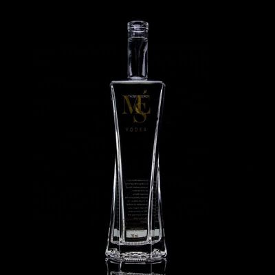 Une bouteille en verre de 750 ml avec liège pour le rhum, la vodka et le whisky.