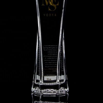 Une bouteille en verre de 750 ml avec liège pour le rhum, la vodka et le whisky.