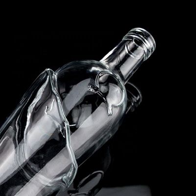 750 ml bouteille de verre Super Flint avec bouchon à vis pour VODKA personnalisé en relief
