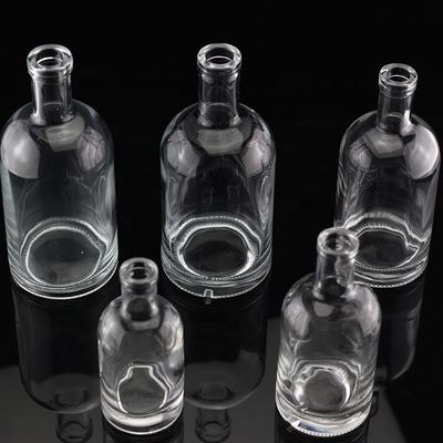 Matériau de base en verre Vodka Liquore Bouteille en verre de différentes tailles pour les distilleries