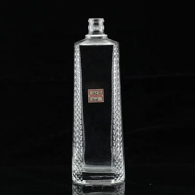 Bouteille vide en verre sculptée 500 ml 750 ml pour les spiritueux distillés de haute qualité